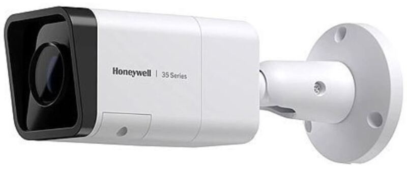 كاميرا المراقبة الخارجية من هانيويل (Honeywell) – الجيل 35 (35 Series) – نوع Bullet بعدسة متغيرة البعد البؤري (2.7–13.5 مم)، تعمل بتقنية الأشعة تحت الحمراء (IR) وميزة النطاق الديناميكي الواسع (WDR)، بدقة 8 ميجابكسل